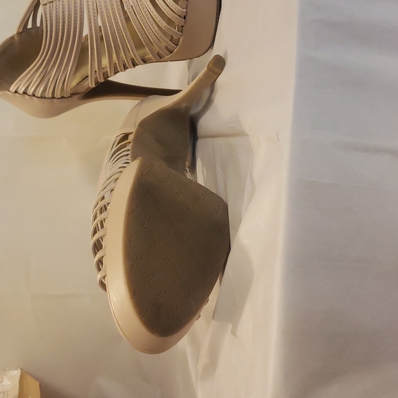 Apt.9 Beige Heels size 10M - Picture 5 of 6